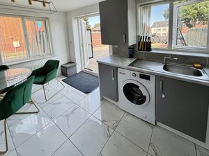 Kitchen Diner- click for photo gallery